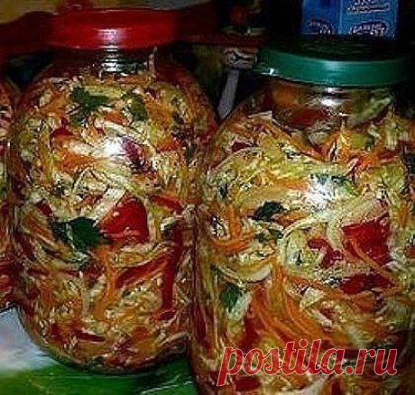 Салат из свежей белокочанной капусты БЕЗ закрутки 

У каждой хозяйки есть коронные рецепты. Вдвойне приятно, когда получив этот рецепт его не утаивают, а щедро делятся им. А уж как приятно, когда сметают тарелку подчистую, и спрашивают: «А еще есть?» И тут же спрашивают: «А завтра сделаешь»?Вот так уже несколько месяцев на нашем столе ежедневно присутствует капуста быстрого приготовления. Да не один раз в день, а практически с утра до вечера. Одна проблема — исчезает еще б...