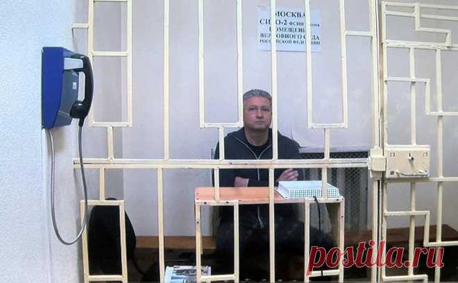 Суд арестовал две машины и мотоцикл замглавы Минобороны Иванова. Речь идет о минивэне Mercedes-Benz V-класса и внедорожнике Chevrolet Suburban, а также спортивном мотоцикле MV Agusta, которые раньше принадлежали замминистра обороны, обвиненному во взятке