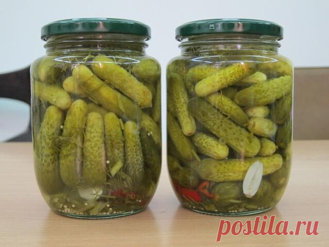 Очаровательные«Детские» маринованные огурчики

Потребуется:

Маринад (на 3-л банку): 
2 ст.л. соли; 
5 ст.л. сахара; 
1,5 ч.л. лимонной кислоты. 
Так как 3л банку с огурцами мы быстро не осилим, я закатываю в банки 1л (соответственно берем 3 банки). 

Hа дно банки (1л) укладываем: 
1 зонтик укропа, 
1 лист хрена, 
2 зубчика чеснока, 
2-3 горошины черного перца, 
2 листика смородины, 
1 лавровый листик. 

Наполняем банку огурцами плотненько. В первый раз заливаем огурцы кип...