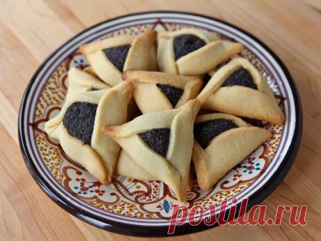 ««Озней Хаман» или «Уши Амана»»

Праздник Пурим евреи отмечают в память о спасении персидских иудеев от истребления их Аманом-амаликитянином, любимцем персидского царя Ахашвероша, правившего в V веке до нашей эры.
Начинается праздник постом, в память о посте царицы Эстер (Эсфирь), который она наложила на себя в Сузах, живя в царском дворце. Там не было кошерной еды, поэтому Эстер питалась только фруктами и орехами.
В результате интриг царский любимец Аман убедил правителя ...