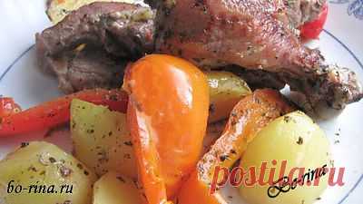 Курица с картофелем и болгарским перцем
Несложное, но очень вкусное и ароматное блюдо!
Прекрасно подойдёт для семейного обеда.

Ингредиенты:
1 курица
6-8 картофелин
3-4 болгарских перца
2 ст л оливкового масла
2 ст.л. бальзамического уксуса
травы свежие или сухие
соль, перец