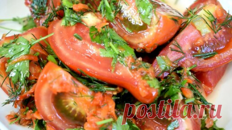 Покупаю самые дешёвые помидоры: показываю, какую «вкусноту» из них готовлю на перекус или праздничный стол Рассказываю рецепт.
Для приготовления можно взять помидоры любой формы и твёрдости.
Я предпочитаю томаты среднего размера и правильной формы.
С таким выбором они легко нарезаются и получаются вкусными.
Итак, выбираем самые лучшие помидоры.
Тщательно их моем под проточной водой.
Обсушиваем.
Режем на части (можно мелко).
Перекладываем в ёмкость для измельчения: комбайн, блендер, мясорубка.
…