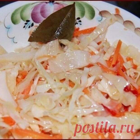 Гурийская капуста (Кавказская кухня) Ингредиенты Белокочанная капуста – 3 кг. Свекла – 500 г. Винный уксус (красный) – 2 ст.л Сахар – 3 ст.л. Семена кориандра – 1 ст.л. Черный перец горошком – 10 шт. Бутоны гвоздики – 10 шт. Соль – 1 ст.л. Способ приготовления Шаг 1 Капусту разрежьте на 6-8