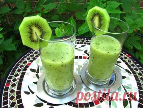 Смузи из киви рецепт приготовления - Готовим рецепты Смузи из киви - это вкуснейший легкий напиток, богатый витамином С и прочими полезными для организма веществами. Киви прекрасно подходит для приготовления зеленых смузи и придает дополнительный аромат фруктовому коктейлю. Смузи из киви можно готовить в течение всего года, используя замороженные фрукты.