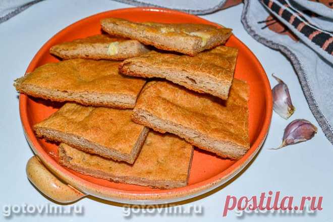 Ржаные лепешки с чесноком. Рецепт с фото На самом деле эти лепешки пекут из смеси ржаной и пшеничной муки, но ржаной берут немного больше, чтобы у хлеба появился специфический вкус и аромат. Перед замесом теста готовят простую опару из прессованных дрожжей, разведенных в теплой воде с сахаром. В результате по этому рецепту получаются мягкие пористые лепешки, которые можно подать к супу или использовать для бутербродов.
