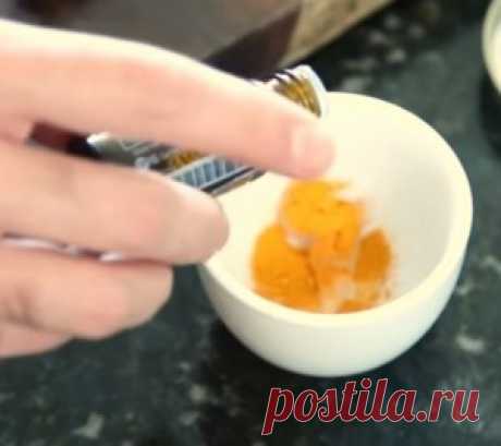 (M)Этот мужчина показал до смешного простой трюк для отбеливания зубов. С секретным ингредиентом!