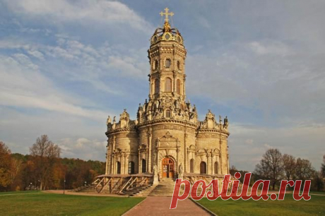 8 архитектурных шедевров Подмосковья Идеи для отдыха
3. Знаменская церковь в селе Дубровицы
Православный храм в 40 километрах от Москвы, славящийся своей уникальной архитектурой. Лучше всего храм можно рассмотреть с высокого холма, с которого открывается вид и на всю живописную окрестность – село расположено на впадении Десны в Пахру.