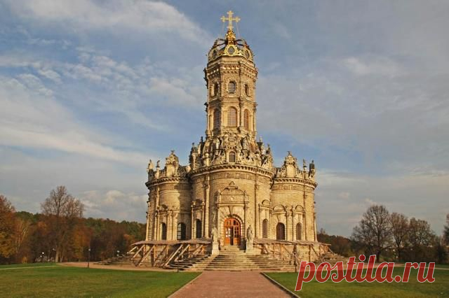 8 архитектурных шедевров Подмосковья Идеи для отдыха
3. Знаменская церковь в селе Дубровицы
Православный храм в 40 километрах от Москвы, славящийся своей уникальной архитектурой. Лучше всего храм можно рассмотреть с высокого холма, с которого открывается вид и на всю живописную окрестность – село расположено на впадении Десны в Пахру.