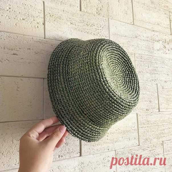Панама от pushpush_knit
#крючок #панама_крючком #вязаная_панама

Далее слова автора:
Итак, на размер головы 56 - 58 см вам понадобится 2 моточка рафии (у меня ecoandaria), крючок, по желанию регилин 
.
 Донышко и тульи:
1 ряд: 6 сбн в кольцо
В рядах 2 - 12 делаем 6 прибавок удобным вам способом
Ряды 13-15 вяжем без прибавок
Ряд 16: 6 прибавок удобным вам способом
Ряды 17-18 без прибавок
Ряд 19: 6 прибавок
Ряды 20 - 24 без прибавок
Ряд 25: 6 прибавок
Ряды 26 - 30 без прибав...