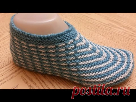 Простые , удобные тапочки следки на двух спицах с подошвой .