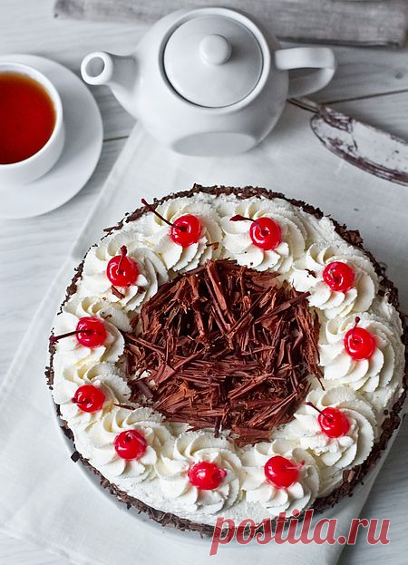 Торт “Черный лес” (он же Schwarzwälder Kirschtorte (нем.) или Black Forest Cake (англ.)). Сочетание - лучше не придумаешь: вишня, шоколад и сливки. Если вы не новичок в выпечке, большого труда приготовить этот десерт вам не составит.