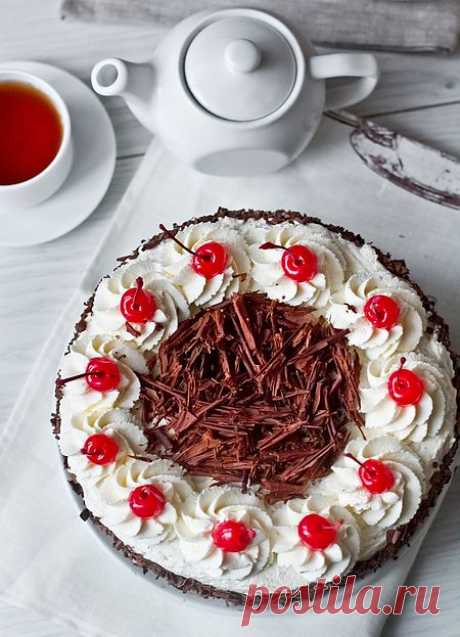 Торт “Черный лес” (он же Schwarzwälder Kirschtorte (нем.) или Black Forest Cake (англ.)). Сочетание - лучше не придумаешь: вишня, шоколад и сливки. Если вы не новичок в выпечке, большого труда приготовить этот десерт вам не составит.