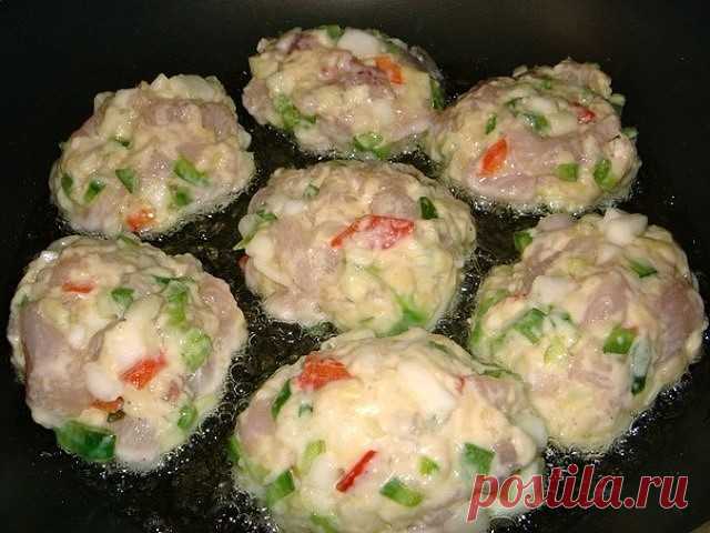 ВКУСНЫЕ И ПОЛЕЗНЫЕ КОТЛЕТЫ 
ИНГРЕДИЕНТЫ:
● куриное филе
● сыр
● кабачок
● болгарский перец
● яйцо
● мука
● соль, перец - по-вкусу
● растительное масло для жарки
ПРИГОТОВЛЕНИЕ:
1. Все ингредиенты берутся примерно в равных количествах.
2. Куриное филе, болгарский перец и кабачок нарезать на маленькие кусочки, сыр натереть на крупной терке. 
3. Замесить фарш из курицы, овощей, сыра, муки и яиц. Посолить и поперчить по-вкусу.
4. Из фарша сформировать котлеты и обжарить на раст...