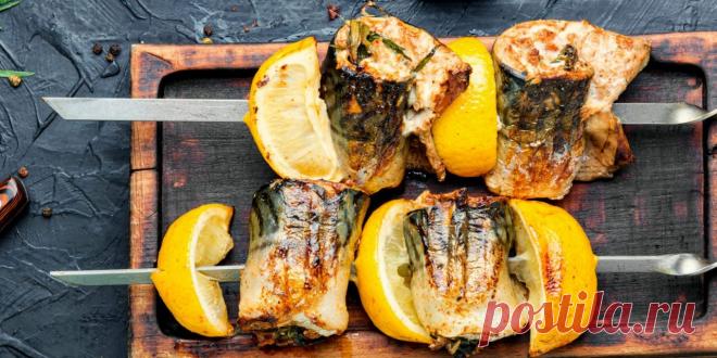 Шашлык из скумбрии на мангале - Лайфхакер