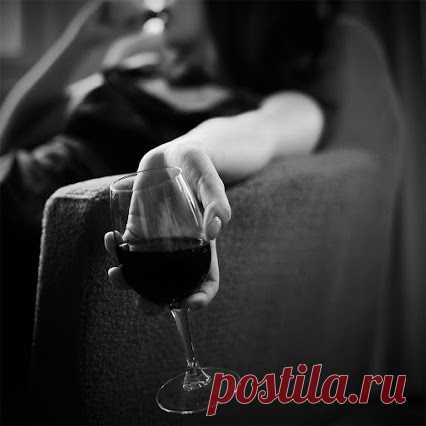 Они говорили всю ночь до рассвета
Под шёпот дождя, за бутылкой вина.
Он фыркал небрежно: - Зачем тебе это?
- Любви не прикажешь, - вздыхала она.

Он злился: - Как ты безрассудна и вздорна!
Не стыдно влюбляться в твои-то года?
- Все возрасты этому чувству покорны.
К тому же, мой друг, я всегда молода.
Он сник: - Хоть разочек совет мой послушай.
- Ты мне не советчик, - шутила она.

Так Разум пытался воспитывать Душу
Под шёпот дождя, за бутылкой вина…