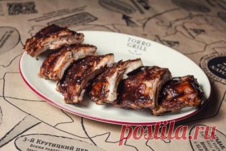 Cвиные рёбра BBQ от шеф-повара ресторана «Торро Гриль» Антон Куличков, шеф-повар ресторана «Торро Гриль», делится с нашими читателями рецептом простого и сытного ужина – свиных рёбрышек BBQ.