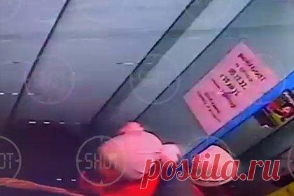 Мужчина поцеловал в губы незнакомую девочку в лифте жилого дома и попал на видео. В лифте одного из жилых домов Санкт-Петербурга мужчина поцеловал в губы незнакомую 8-летнюю девочку. Инцидент попал в объектив камеры видеонаблюдения. На кадрах видно, как стоящий спиной к камере человек средних лет наклоняется к ребенку и целует в губы. После этого, как только двери открылись, он сразу вышел.