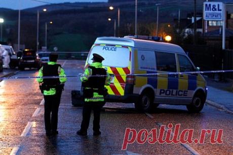 Домушник напился в обворованном доме и уснул на диване. В Великобритании семья вернулась домой после трехдневной поездки и обнаружила вора, который уснул на их диване, после того как насладился их едой и алкоголем. Владелец дома разбудил мужчину и вытащил его на улицу. Нарушителя, который оказался пьян, арестовала полиция. У него изъяли два ножа и плоскогубцы.