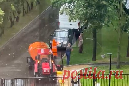 Московских коммунальщиков застали за поливанием газона в ливень. В Можайском районе Москвы работники коммунальных служб поливали газон во время ливня. А в Молжаниновском районе коммунальщиков застали за покраской скамеек под проливным дождем. Сотрудника, который взял на себя работу, двое коллег пытались защитить от ливня с помощью куска полиэтилена.