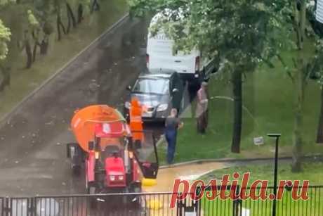 Московских коммунальщиков застали за поливанием газона в ливень. В Можайском районе Москвы работники коммунальных служб поливали газон во время ливня. А в Молжаниновском районе коммунальщиков застали за покраской скамеек под проливным дождем. Сотрудника, который взял на себя работу, двое коллег пытались защитить от ливня с помощью куска полиэтилена.