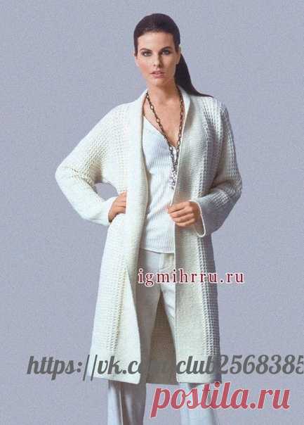 Стильный длинный кардиган спицами
Размеры (европейские): 36-40 (42-46/48-50) 
Размеры (российские): 42-46 (48-52)54-56) 

Вам потребуется: 1100 (1200/1300) г белой пряжи Schachenmayr original SOFT WOOL (100% шерсти, 110 м/50 г); спицы № 4 и № 4,5. 

Техника вязания. 
Платочная вязка: лиц. и изн. р. - лиц. п. 

Основной узор: число петель кратно 3. 
1-й р. (лиц. сторона): лиц. п. 
2-й р.: изн. п. 
3-й р.: кром., * 1 лиц., снять 1 п. как изн., нить за работой, 1 лиц., повтор...