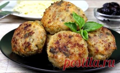 Вкусные котлеты
Ингредиенты:
- 2 средних куриных филе
- 100 г кефира (либо 2-3 ложки майонеза)
- 100 г сыра
- 2-3 ст. ложки крахмала
- 1 маленькая луковичка (можно без)
- зелень — я брала полпучка укропа и петрушки, можно и без
- соль, специи — по вкусу
- растительное масло для жарки
