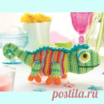 Вязаный хамелеон по имени Карма Хотите подарить себе и близким яркое радужное настроение? Свяжите крючком многоцветного хамелеона по имени Карма. Схема вязания крючком и описание прилагается.
