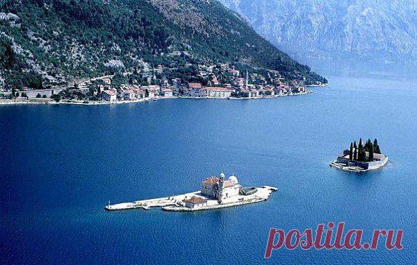 Momir Matkovic - Momir Matkovics Fotos | Facebook
Islands in front of Perast:"Our lady of the rocks"-left and "St.Dzorz"-riht