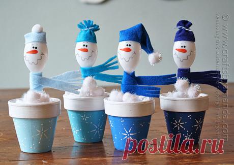 Пластиковый снеговик Олаф своими руками - Эфария   Оказывается очень просто можно сделать полюбившегося всем снеговика Олафа своими руками.  Для этого нам понадобятся: — белые пластиковые ложки — синий или голубой фетр — клей — краски — ножницы — небольшие цветочные горшочки Рисуем красками мордашку Олафу и красим в синий цвет горшок, белым рисуем на нем снежинки. Из фетра делаем понравившуюся шапочку