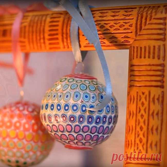 Новогодние шары своими руками из полимерной глины. Мастер-класс Каждая игрушка имеет свою историю, и как ни странно, с годами они не забываются. Вот этот шарик, темно-фиолетового цвета с тонким рисунком, который светится в темноте, появился в результате натурального обмена, а эту елочку, переливающуюся всеми цветами радуги из тонкого стекла, мама привезла из командировки...