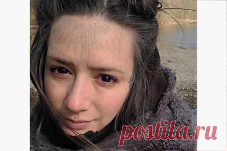 Тату-мастер набила необычный рисунок на лбу и объяснила метод его создания. Женщина самостоятельно набила себе необычное тату на лбу и рассказала о реакции окружающих. Речь идет о татуировке в виде полупрозрачных линий, напоминающих лучи. Тату-мастер с никнеймом @moodtoorude раскрыла подписчикам историю любимого рисунка на лице из-за многочисленных вопросов.