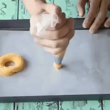 Готовим вкусные домашние Эклеры
Вам потребуется:
Для заварного теста:
- 3 яйца
- 75 г сливочного масла
- 95 г просеянной муки
- щепотка соли
- 215 мл воды
Для заварного крема:
- 500 мл молока
- 180 г сахара
- 3 желтка
- 40 г муки
- 1 ч.л. ванильного сахара
Как готовить:
1. В кастрюлю с толстым дном положить масло и влить 215 мл води. Довести до кипения так, чтобы к тому моменту, когда вода закипит, масло уже полностью растворилось.
2. Когда жидкость закипит, всыпать сразу всю муку и снять