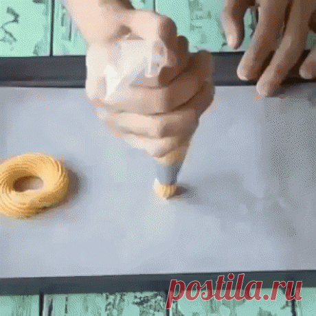 Готовим вкусные домашние Эклеры
Вам потребуется:
Для заварного теста:
- 3 яйца
- 75 г сливочного масла
- 95 г просеянной муки
- щепотка соли
- 215 мл воды
Для заварного крема:
- 500 мл молока
- 180 г сахара
- 3 желтка
- 40 г муки
- 1 ч.л. ванильного сахара
Как готовить:
1. В кастрюлю с толстым дном положить масло и влить 215 мл води. Довести до кипения так, чтобы к тому моменту, когда вода закипит, масло уже полностью растворилось.
2. Когда жидкость закипит, всыпать сразу всю муку и снять