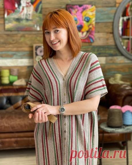 Хотели бы связать халат крючком? Ловите описание.

ОПИСАНИЕ ХАЛАТА:

В скобках со значком "R2" расчеты 2 варианта для более толстой пряжи (300-320м/100гр).

500гр основной цвет серо-бежевый (R2 бежевый)
100гр доп. цвет №1 зеленый (R2 если у Вас тонкий лен, то берем его в 2 нити)
100гр доп. Цвет №2 красный
Крючок 2мм
21 пуговица диаметром 11мм (R2 16 пуговиц 13мм)

Ширина изделия 61 см (R2 62 см)
Длина изделия 103 см (R2 100см)

Плотность вязания 10×10 см = 25столбиков с на...