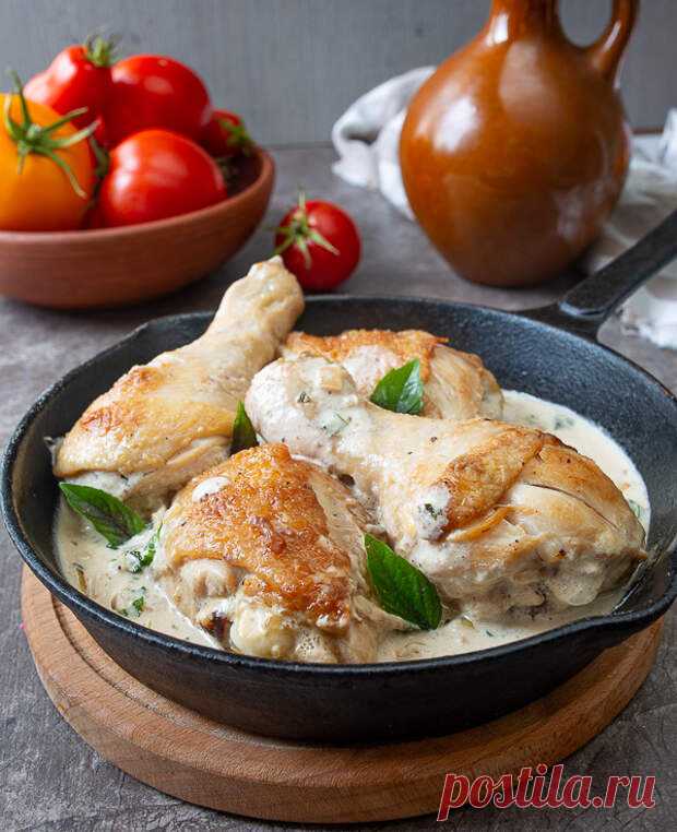 Чкмерули - БУДЕТ ВКУСНО! - медиаплатформа МирТесен Еще одно блюдо в коллекцию грузинских рецептов в блоге. Чкмерули - это вкусная жареная курица в нежном сливочном соусе. Причем она в нем не тушится полностью, а только доготавливается. В результате в блюде остается максимум вкуса жареного. На гарнир идеально рис - я больше всего люблю басмати, но