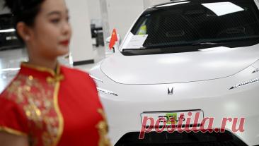 Ажиотаж перед подорожанием: в России дефицит новых автомобилей. В России возникла нехватка новых машин ряда китайских марок, рассказали &quot;Газете.Ru&quot; опрошенные дилеры. Вместе с тем, некоторые автопроизводители не могут реализовать свою продукцию и продолжают предоставлять скидки. О ситуации, сложившейся на российском авторынке после рекордного по продажам октября, — в материале &quot;Газеты.Ru&quot;.