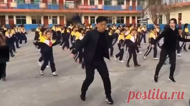 Молодцы! Китайские дети школьники и директор школы.