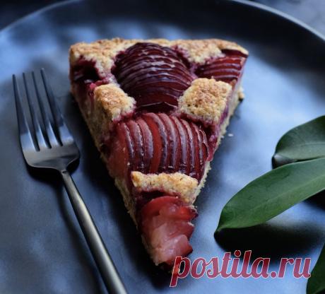 Сливовый пирог с фундучным кремом • Dolce Vita Blog Хрустящая ореховая основа, нежный фундучный крем и кислые сливы (или другие фрукты) - бомбическое сочетание! Простой рецепт с пошаговыми фото