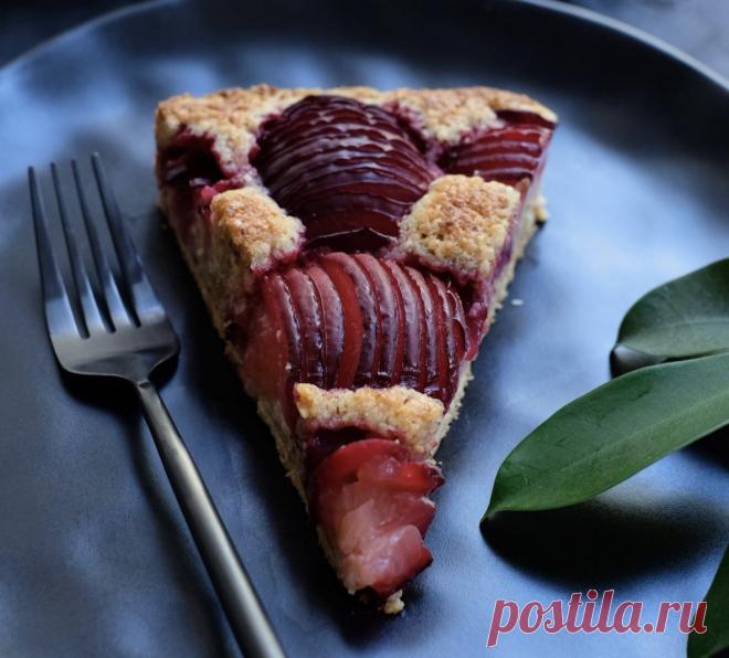 Сливовый пирог с фундучным кремом • Dolce Vita Blog Хрустящая ореховая основа, нежный фундучный крем и кислые сливы (или другие фрукты) - бомбическое сочетание! Простой рецепт с пошаговыми фото