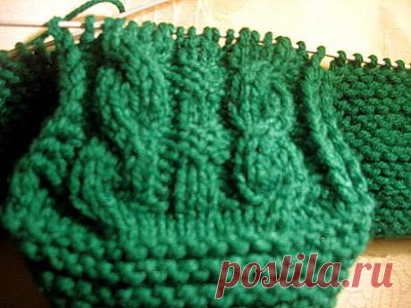 Пинетки для взрослых.
Спицы номер 2, нитки толщиной примерно как спицы. На один "тапок" 38-го размера уходит примерно 50 граммов ниток. Для 38 размера набрать 84 петли. Вязать платочной вязкой 24 ряда.
Провязать лицевыми 53 петли лицевыми. 54-ю и 55-ю провязать вместе лицевой и повернуть вязание.
Сняв первую петлю, вяжем изнаночными 19 петель. 20-ю и 21-ю провязываем вместе изнаночной. Снова повернуть вязание и провязать 19 петель лицевой, а 20-ю и 21-ю - вместе лицевой. Т...