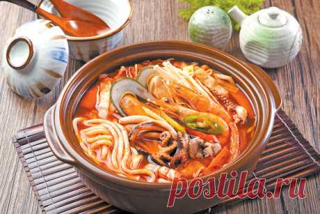 Вкусы Поднебесной: 6 рецептов китайской кухни Великий философ Конфуций сравнивал хорошо приготовленное блюдо с грамотно управляемым государством — тенденция, однако! И все же китайская кухня не терпит обобщений. В стране существует несколько реги…