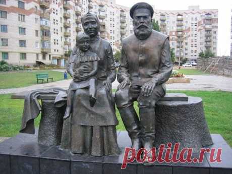 Памятник бабушке и дедушке в Белой Калитве, Ростовская область.