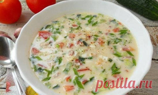 Окрошка с курицей и помидорами.
На 100 гр - 54.39 ккал белки - 6.15 жиры - 1.83 углеводы - 2.95
Ингредиенты:
Филе куриное (отварное) — 200 г
Помидоры — 2 шт.
Огурцы — 1-2 шт.
Яйца отварные — 2 шт.
Зелень (лук, укроп, петрушка) 
Чеснок — 2 зубчмка
Кефир — 400 мл
Вода кипяченая (охлажденная) — 100-150 мл
Лимонный сок по вкусу
Соль, перец черный молотый по вкусу
Приготовление:
Куриное филе порезать небольшими кусочками. 
Добавить порезанные небольшими кубиками помидоры и огурцы. 
Сюда же добавить