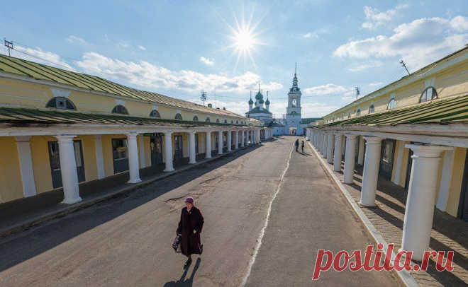 Старинный русский город Кострома. Свято-Троицкий Ипатьевский монастырь - не единственная достопримечательность Костромы. Главная городская площадь носит название Сусанинская, но из-за круглой формы в народе ее называют «Сковородкой». Улицы от нее расходятся веером. По легенде, это произошло благодаря причуде императрицы Екатерины II, бросившей на карту города свой веер и повелевшей учесть это при планировке.