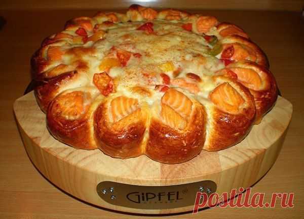 Красивый рыбный пирог.