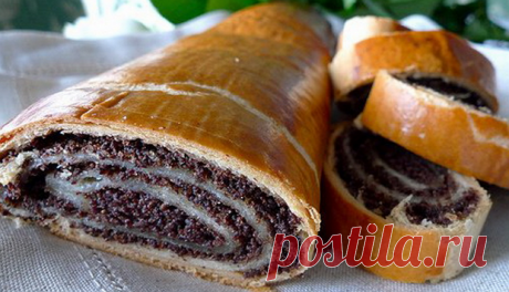 Рождественская кухня

Приготовление начинки - хорошо промытый и залитый на ночь горячей водой мак откиньте на сито, пропустите через мясорубку или разотрите порциями в глиняной миске и положите в сваренный из 0,5 стакана воды, сахара и меда сироп. Несколько минут прогрейте, а затем добавьте дробленые поджаренные орехи, промытый изюм, манную крупу.