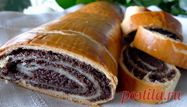 Рождественская кухня

Приготовление начинки - хорошо промытый и залитый на ночь горячей водой мак откиньте на сито, пропустите через мясорубку или разотрите порциями в глиняной миске и положите в сваренный из 0,5 стакана воды, сахара и меда сироп. Несколько минут прогрейте, а затем добавьте дробленые поджаренные орехи, промытый изюм, манную крупу.