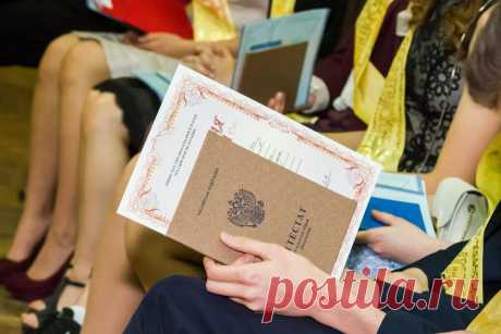 На российские школьные аттестаты начнут наносить QR-коды
В России решили дополнительно оформить школьные аттестаты QR-кодам. Это позволит защитить их от подделки. Фото: shutterstock.com В министерстве просвещения РФ решили дополнительно маркировать школьные аттестаты QR-кодами. Новые образцы документа были утверждены отдельным приказом ведомства и будут выдаваться уже в этом учебном году. В...
Читай дальше на сайте. Жми подробнее ➡