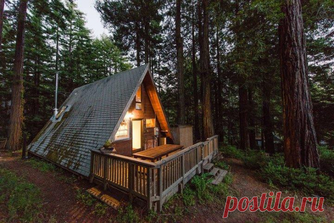 Этот домик похож на заброшенную крышу посреди леса, правда? Но, не спешите с выводами!