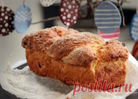 Козунак със сметана И с много стафиди, накиснати в ром, а също и с филирани бадеми за разкош